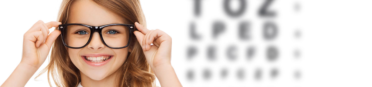 Bild eines jungen Mädchens, das eine Brille trägt und grinst. Das Bild dient als Kopfbild zum Thema Hör- und Sehtests.